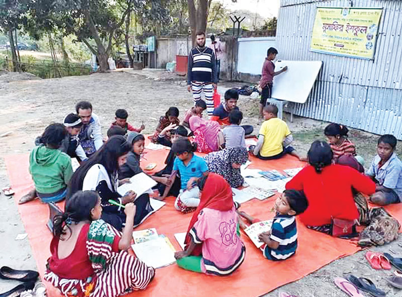 রাস্তা থেকে স্কুলে